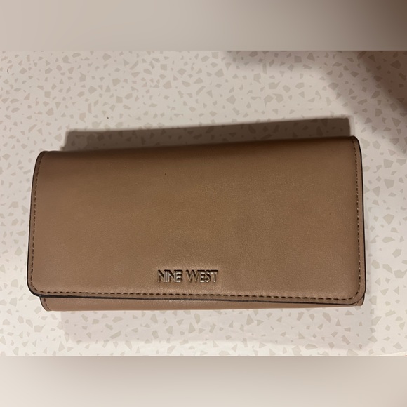 Nine West nude folding wallet - Picture 1 of 4